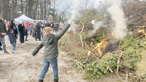 So schön brannten die Osterfeuer in Ostfriesland - Bild 15