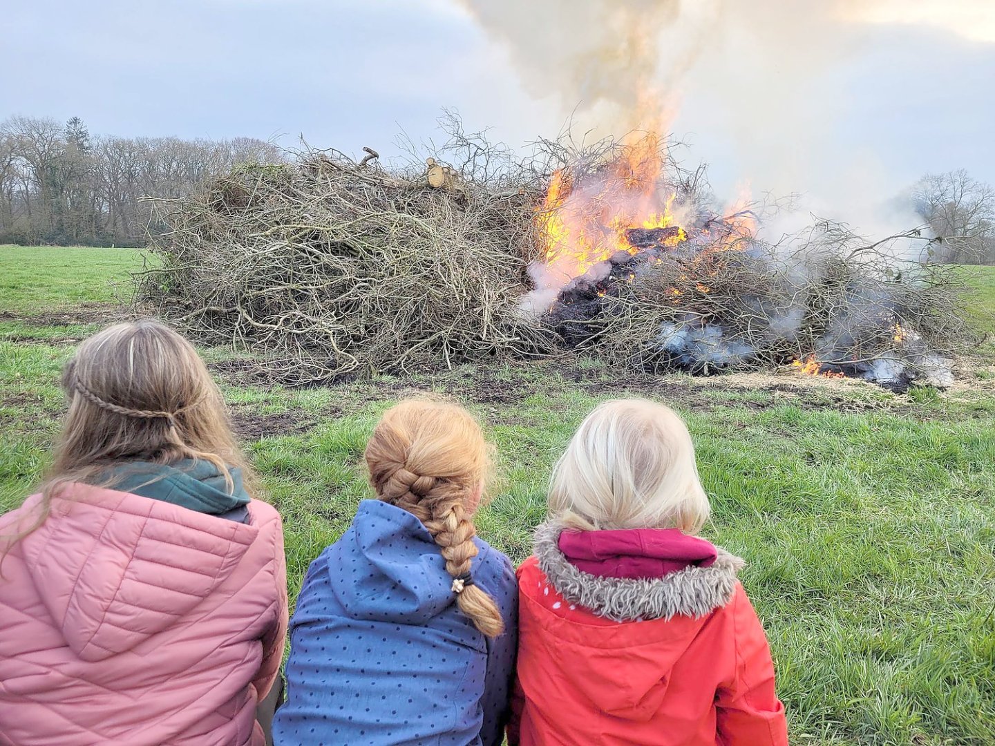So schön brannten die Osterfeuer in Ostfriesland - Bild 17