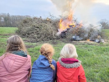 So schön brannten die Osterfeuer in Ostfriesland - Bild 17