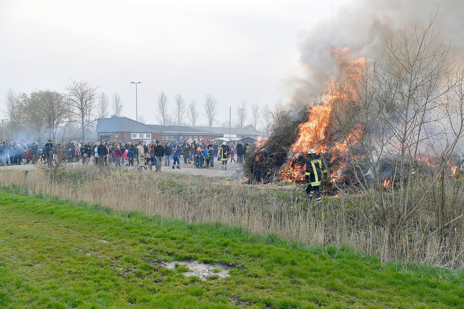 So schön brannten die Osterfeuer in Ostfriesland - Bild 18