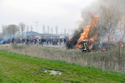So schön brannten die Osterfeuer in Ostfriesland - Bild 18