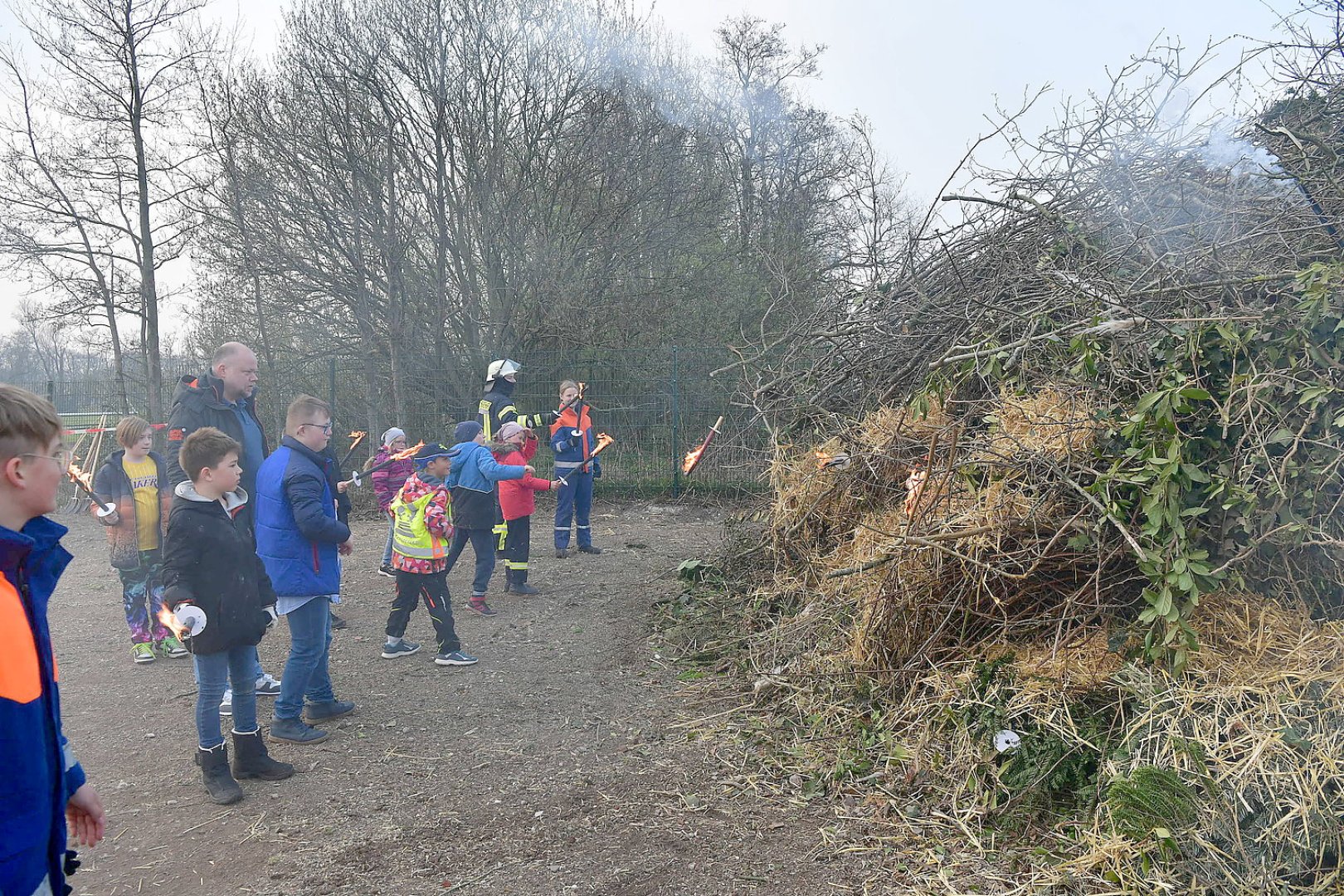 So schön brannten die Osterfeuer in Ostfriesland - Bild 19