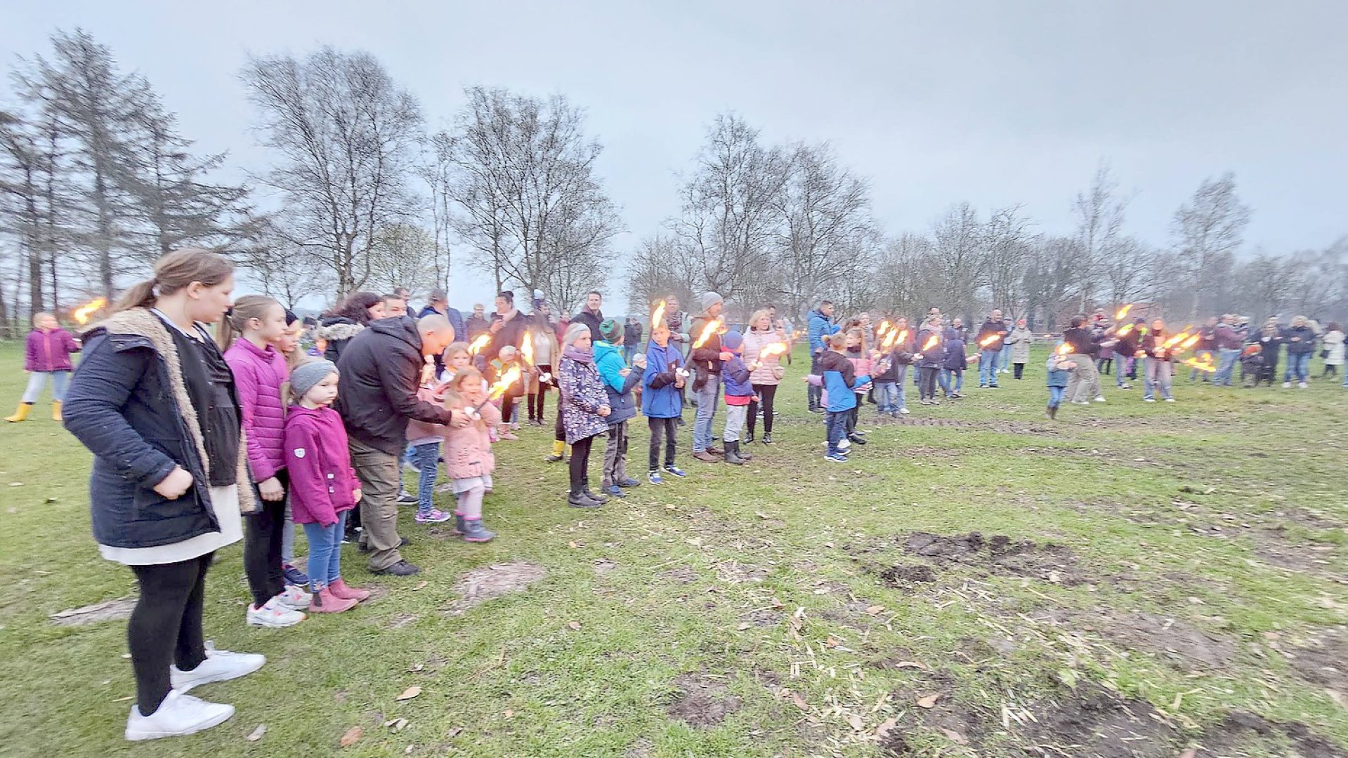 So schön brannten die Osterfeuer in Ostfriesland - Bild 22