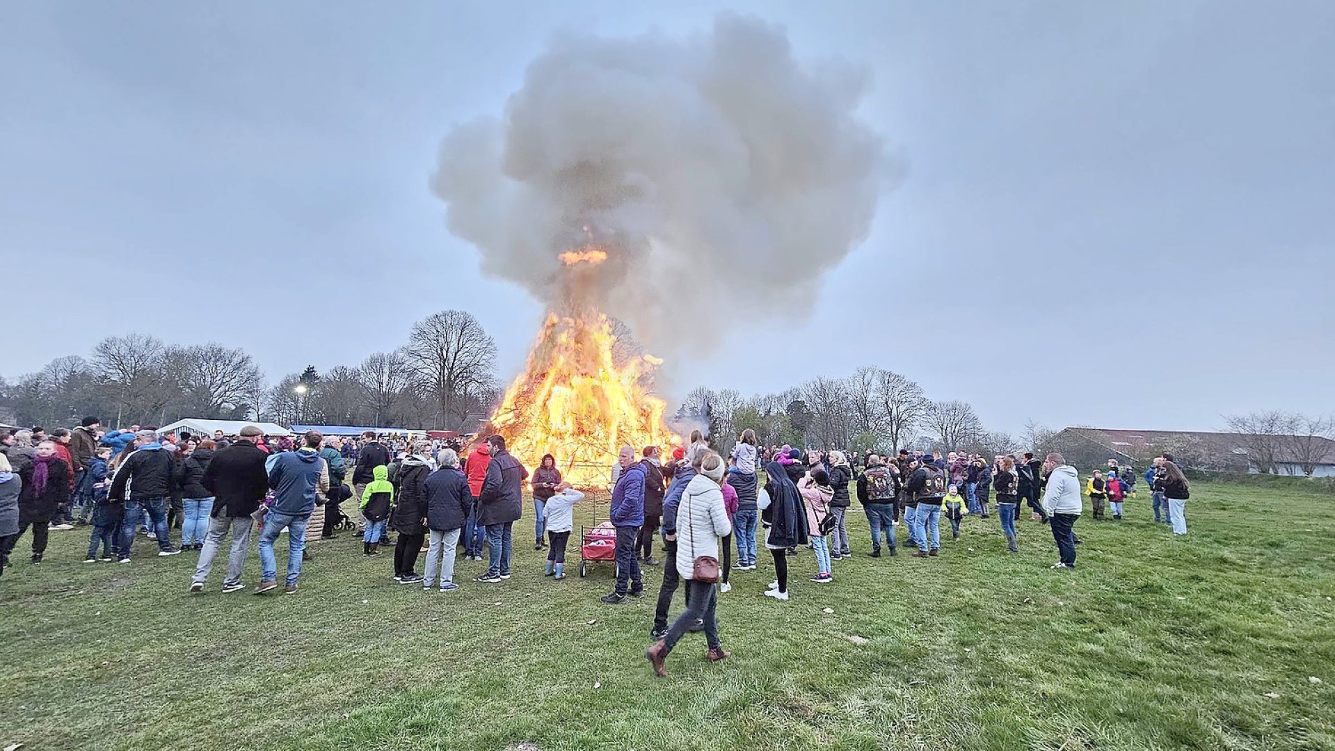 So schön brannten die Osterfeuer in Ostfriesland - Bild 23
