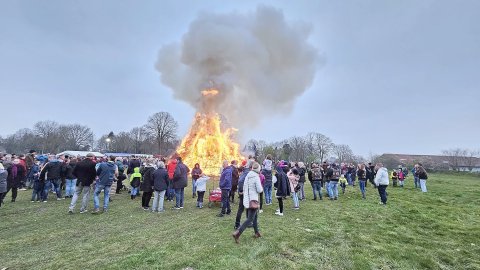 So schön brannten die Osterfeuer in Ostfriesland - Bild 23