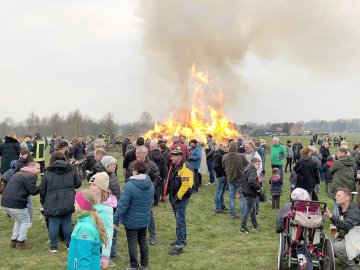 So schön brannten die Osterfeuer in Ostfriesland - Bild 24
