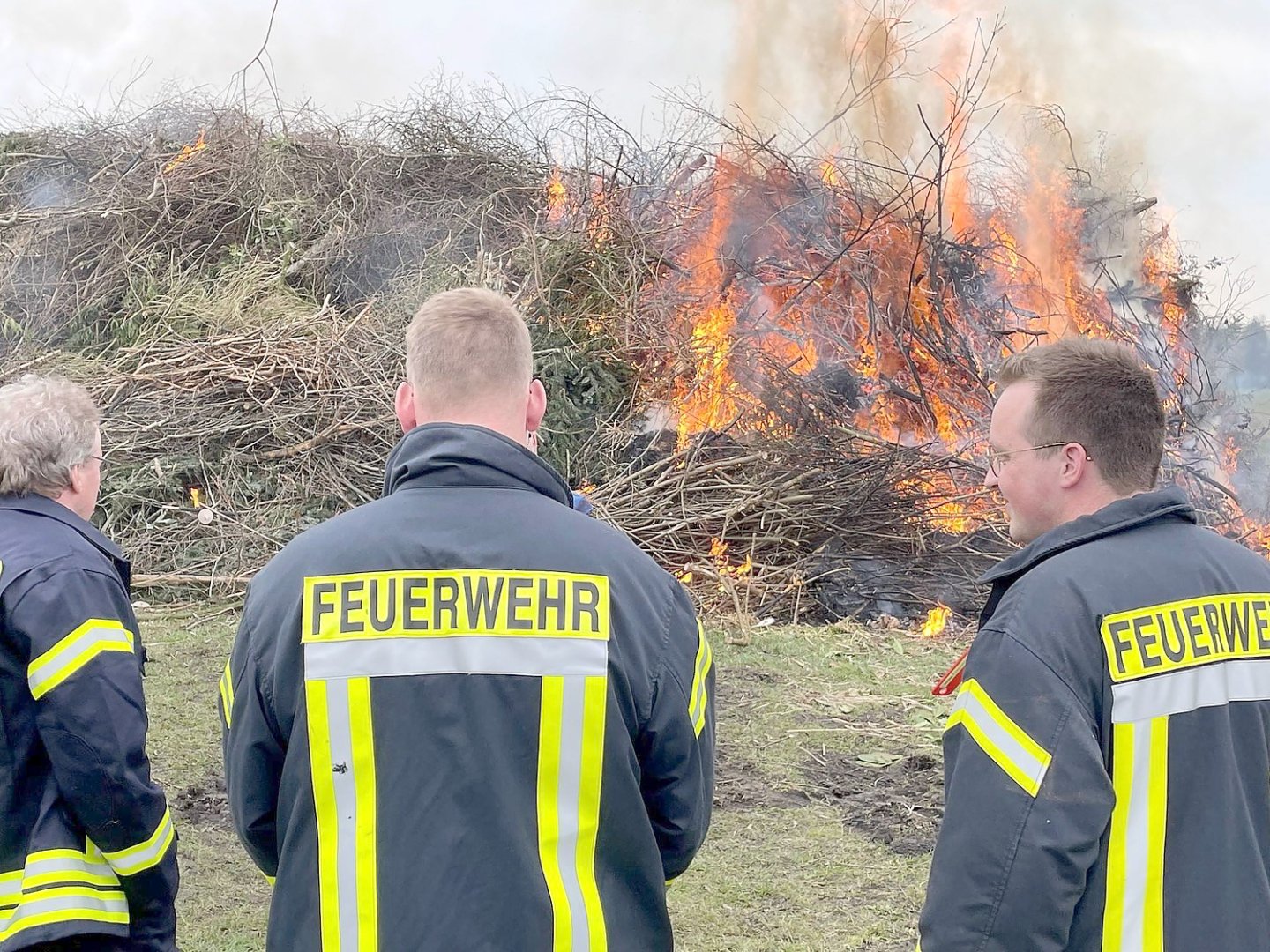 So schön brannten die Osterfeuer in Ostfriesland - Bild 27