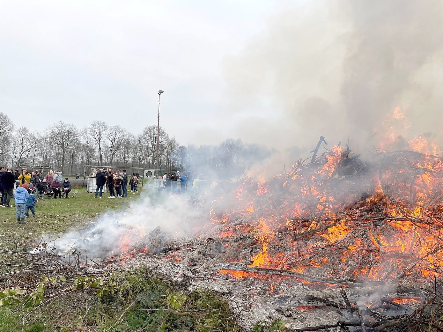 So schön brannten die Osterfeuer in Ostfriesland - Bild 28