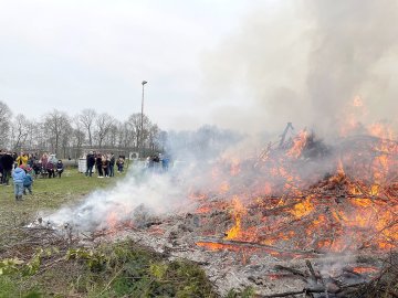 So schön brannten die Osterfeuer in Ostfriesland - Bild 28