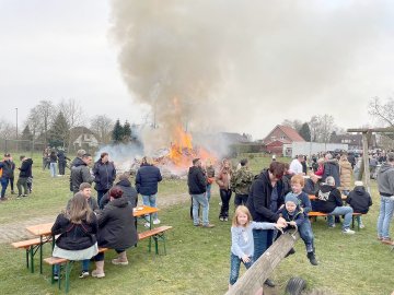 So schön brannten die Osterfeuer in Ostfriesland - Bild 29