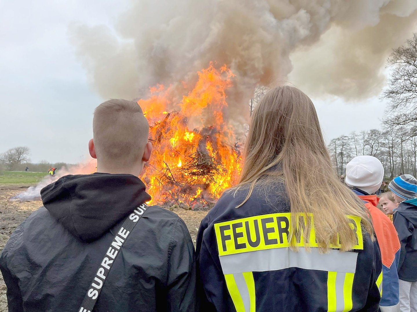 So schön brannten die Osterfeuer in Ostfriesland - Bild 30