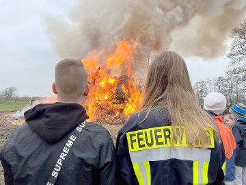 So schön brannten die Osterfeuer in Ostfriesland - Bild 30