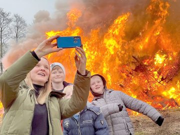 So schön brannten die Osterfeuer in Ostfriesland - Bild 31