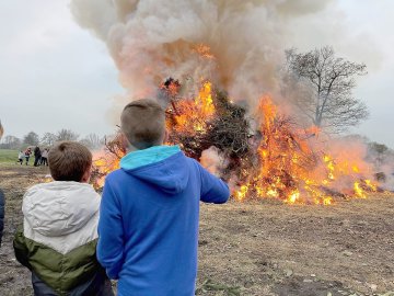 So schön brannten die Osterfeuer in Ostfriesland - Bild 32