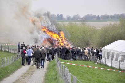 So schön brannten die Osterfeuer in Ostfriesland - Bild 33