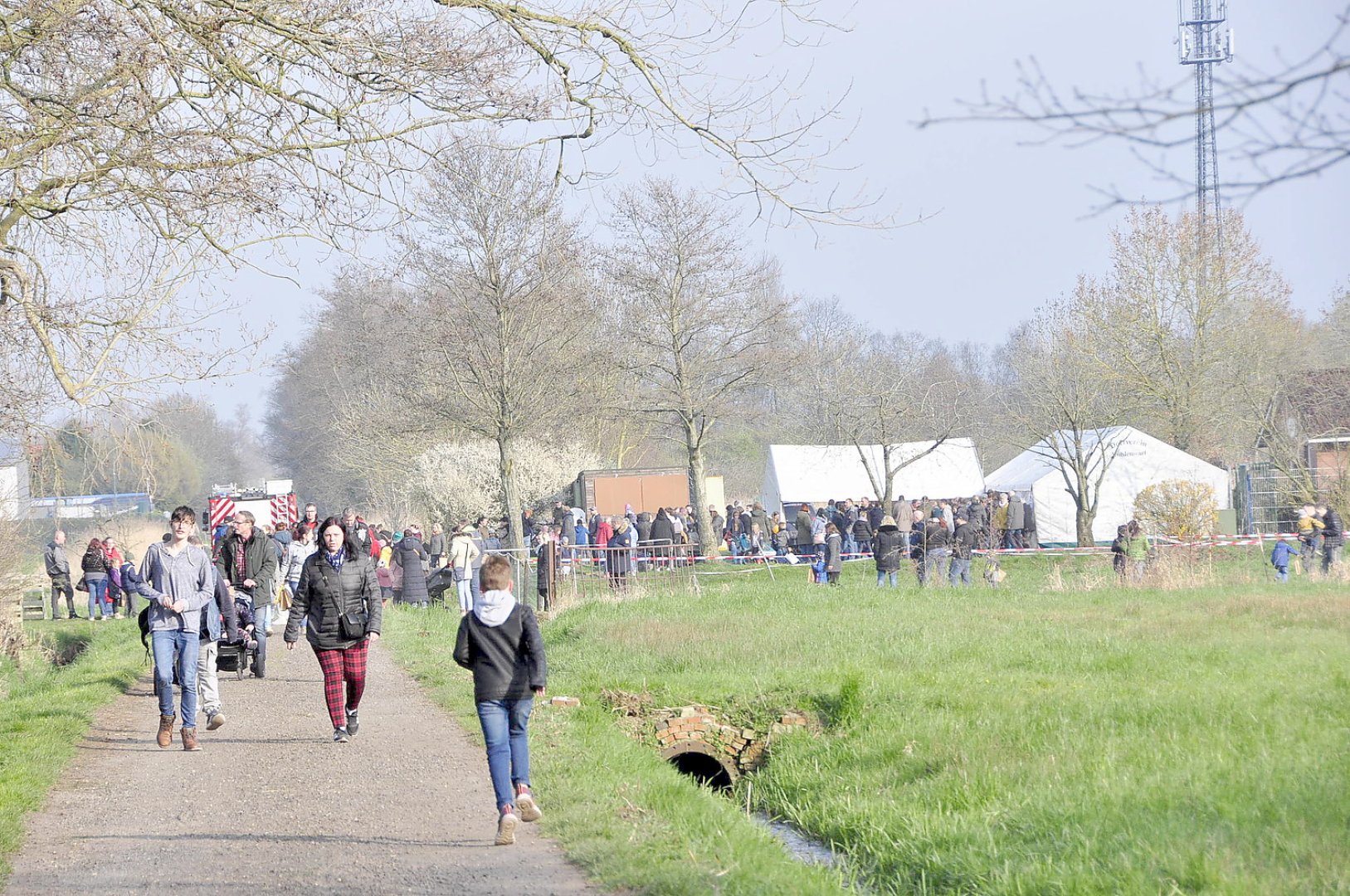 So schön brannten die Osterfeuer in Ostfriesland - Bild 34