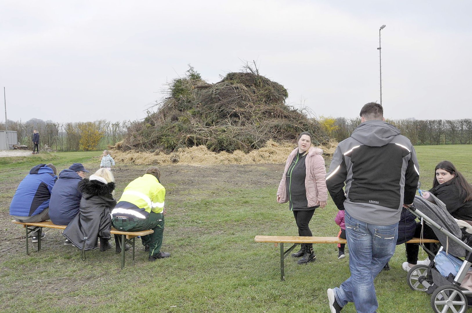 So schön brannten die Osterfeuer in Ostfriesland - Bild 36