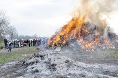 So schön brannten die Osterfeuer in Ostfriesland - Bild 37