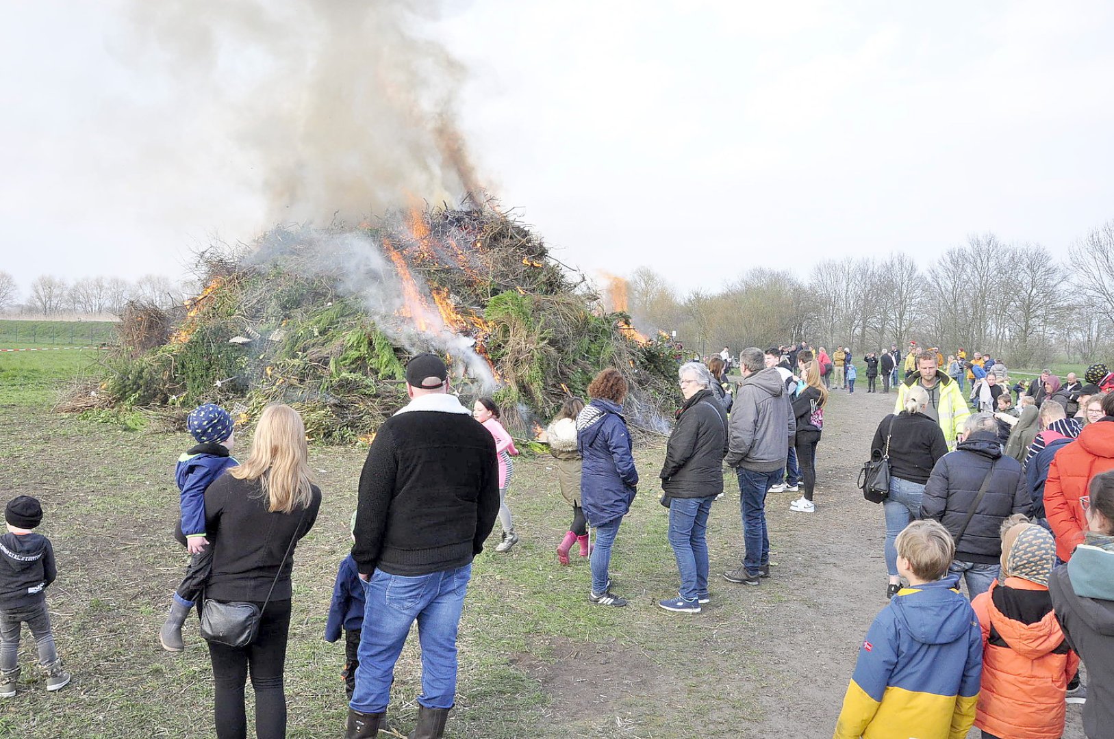 So schön brannten die Osterfeuer in Ostfriesland - Bild 38