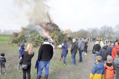So schön brannten die Osterfeuer in Ostfriesland - Bild 38