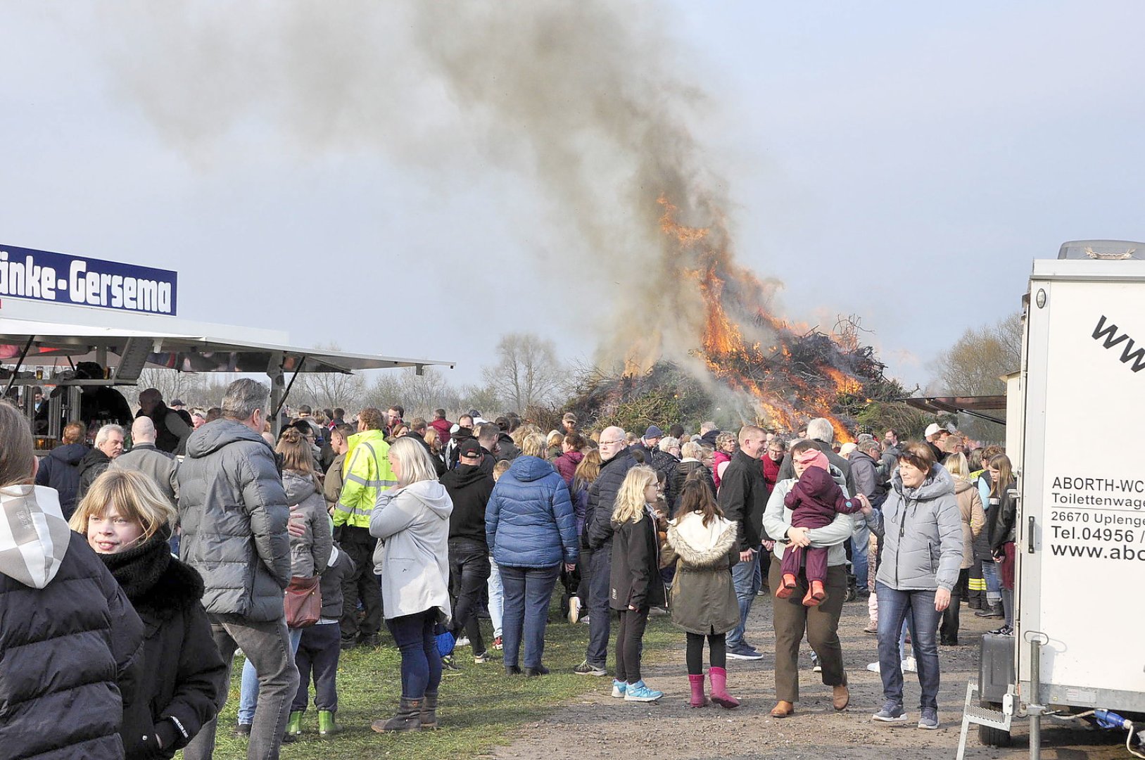 So schön brannten die Osterfeuer in Ostfriesland - Bild 39