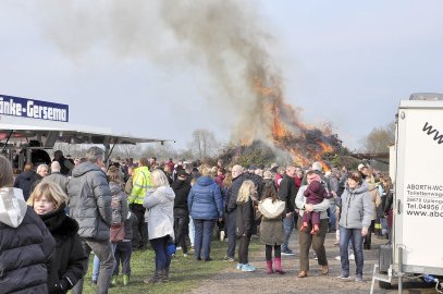 So schön brannten die Osterfeuer in Ostfriesland - Bild 39
