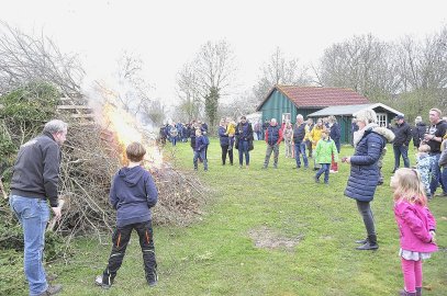 So schön brannten die Osterfeuer in Ostfriesland - Bild 41