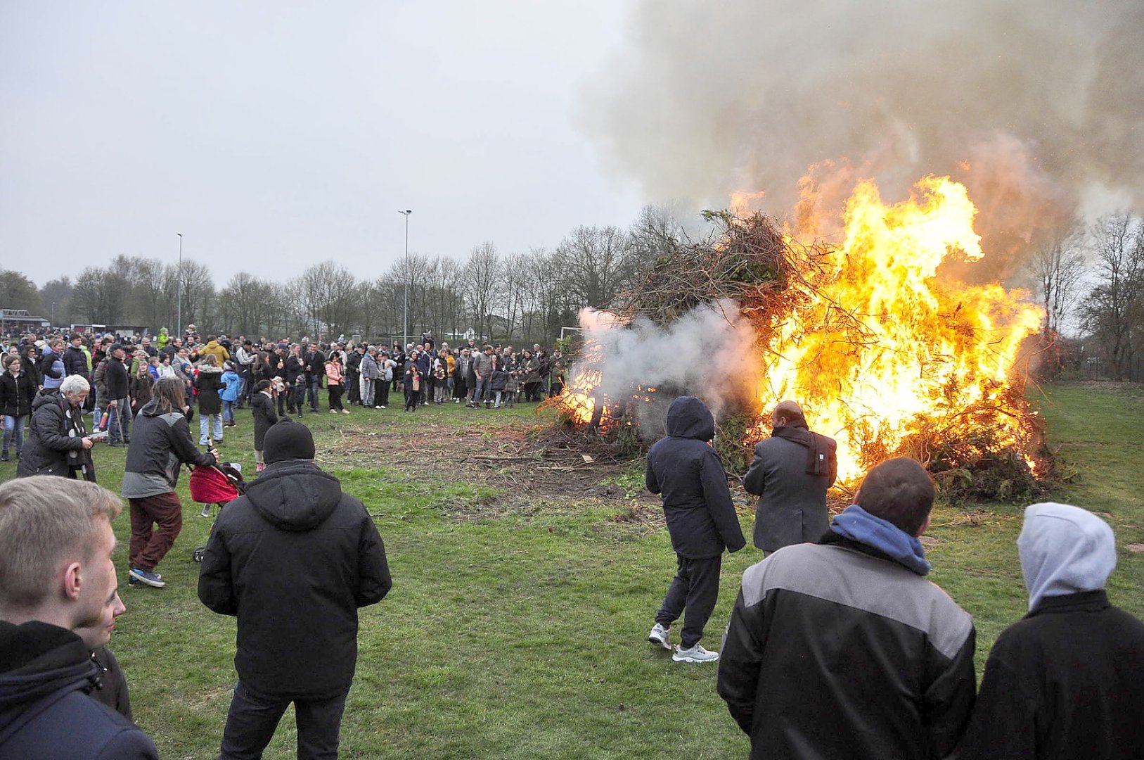 So schön brannten die Osterfeuer in Ostfriesland - Bild 44