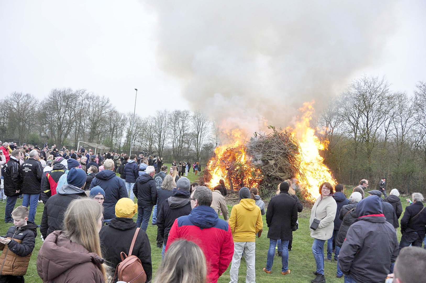 So schön brannten die Osterfeuer in Ostfriesland - Bild 46