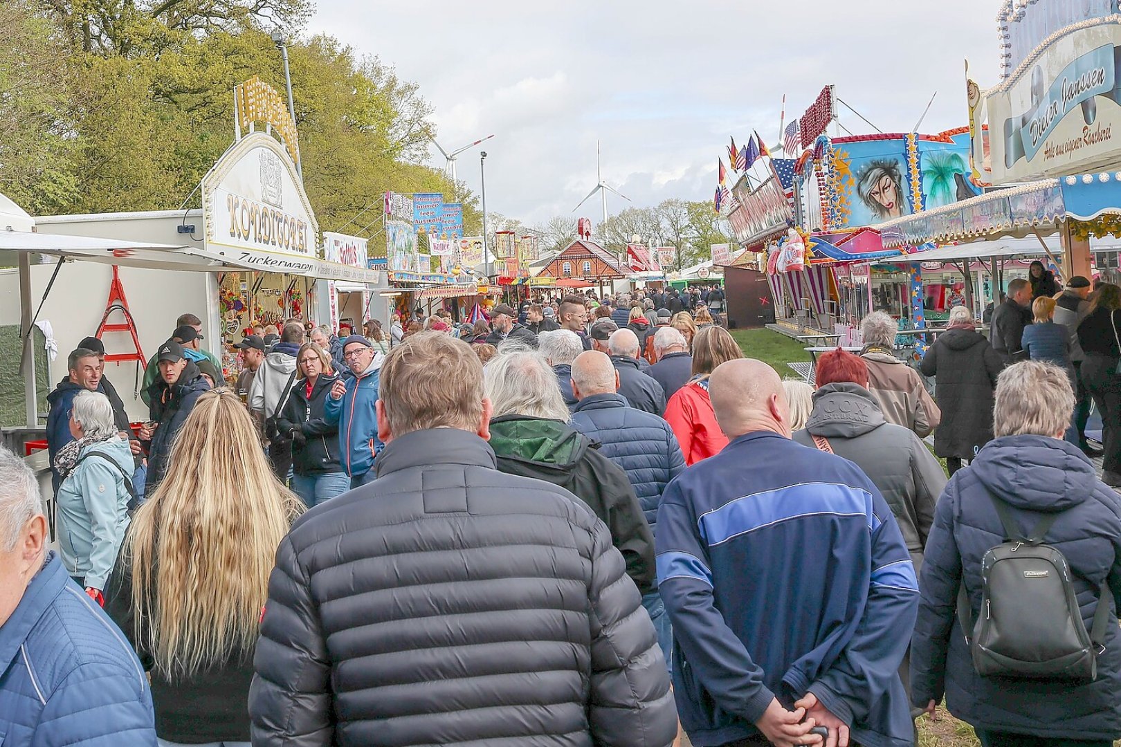 Buntes Treiben beim Bagbander Markt - Bild 1