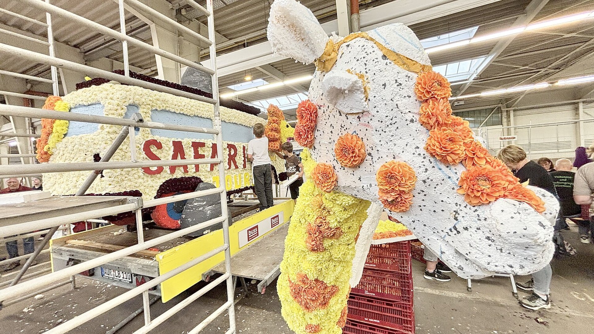Bildergalerie vom Blütenstecken für den Korso in Wiesmoor - Bild 16