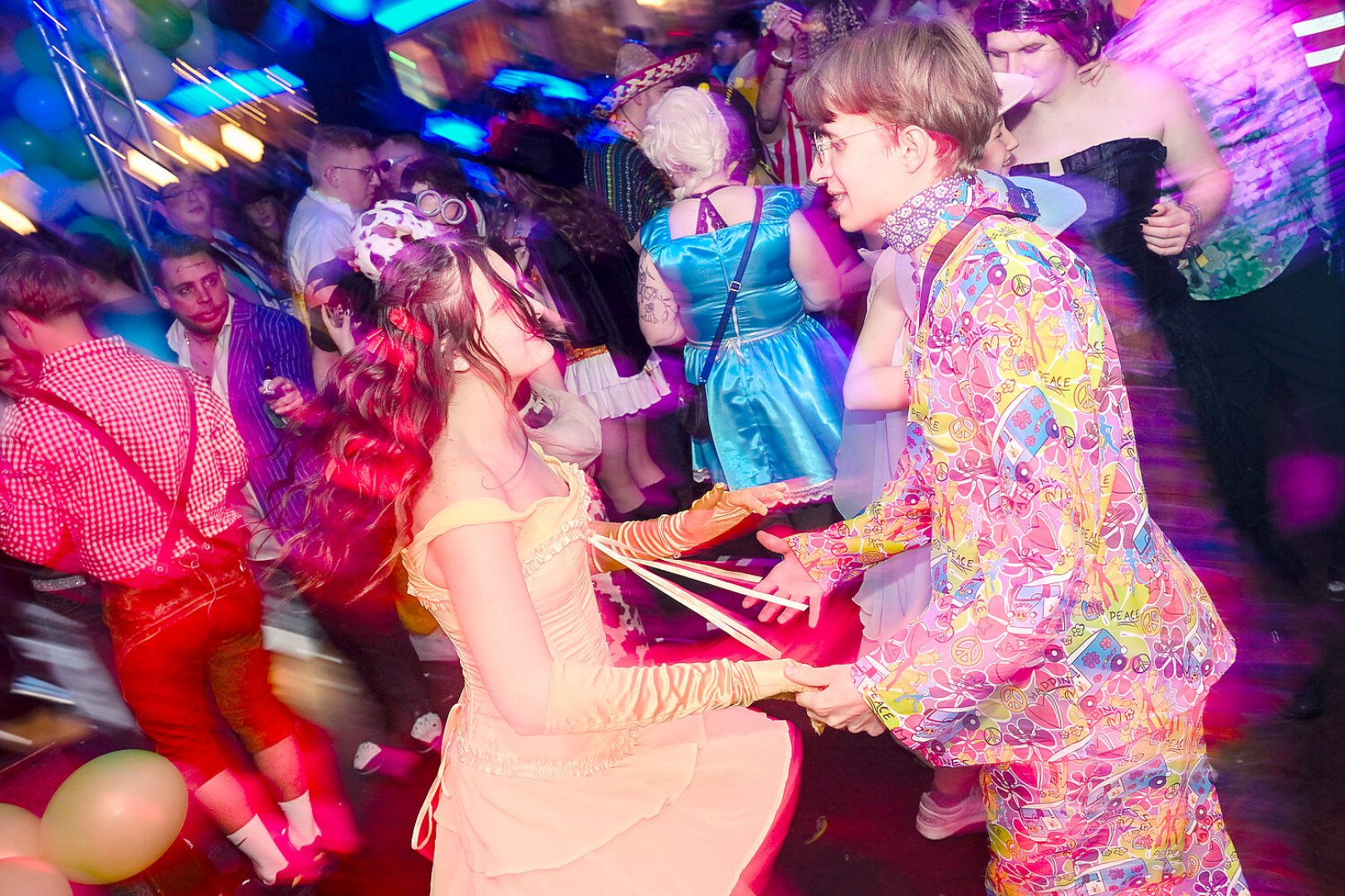 Hunderte bei Kanervalsparty in Disco Thun - Bild 1