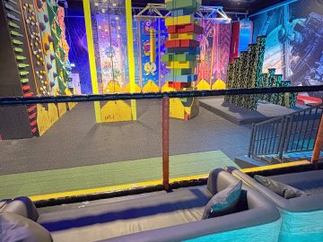 Indoorspielplatz mit Weltraum-Thema - Bild 9