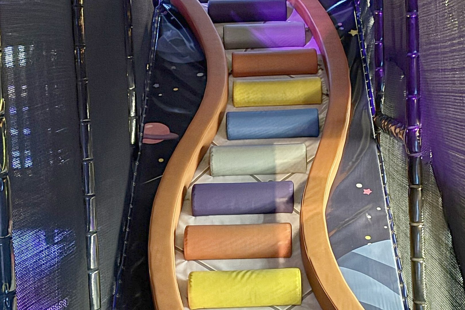 Indoorspielplatz mit Weltraum-Thema - Bild 16