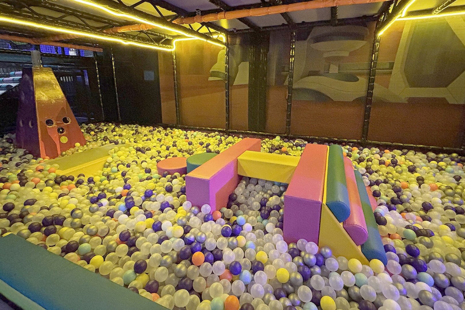 Indoorspielplatz mit Weltraum-Thema - Bild 26