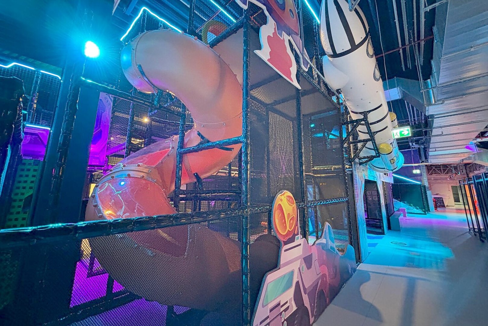 Indoorspielplatz mit Weltraum-Thema - Bild 31