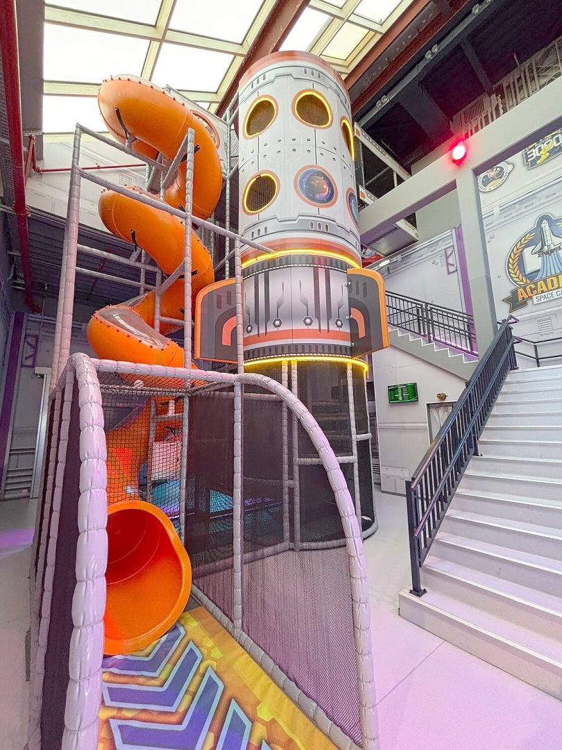 Indoorspielplatz mit Weltraum-Thema - Bild 33