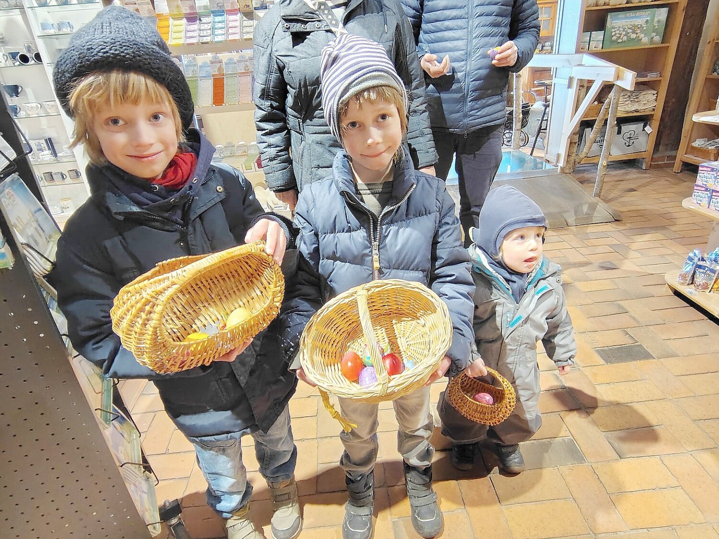Bunte Ostereier zwischen alten Hütten - Bild 1