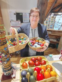 Bunte Ostereier zwischen alten Hütten - Bild 2