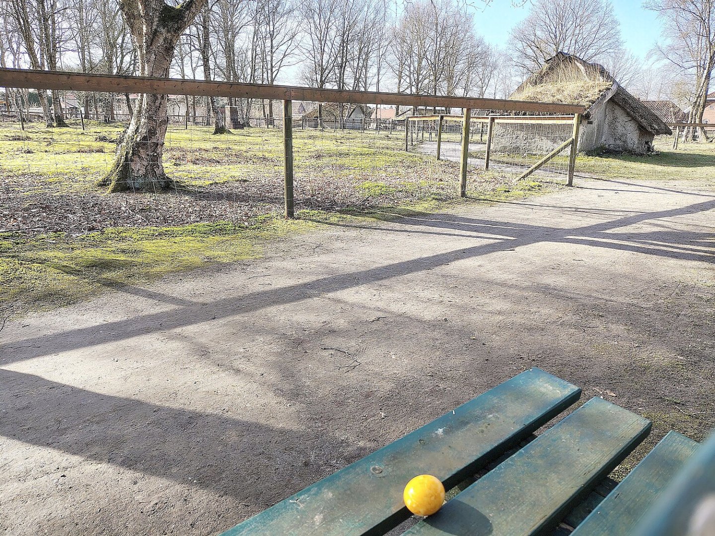 Bunte Ostereier zwischen alten Hütten - Bild 7