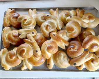 Bunte Ostereier zwischen alten Hütten - Bild 9