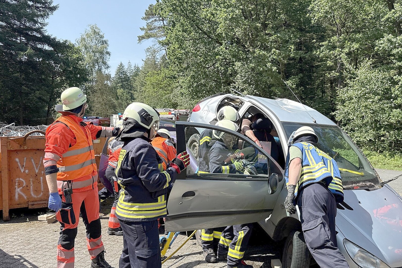Übung auf ungewöhnlichem Terrain - Bild 1