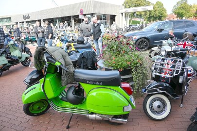 Rund 200 Rollerfahrer beendeten in Aurich die Saison. - Bild 4