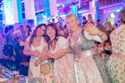Dirndl, Krachlederne und Maßkrüge - die Oktobergaudi in Bildern - Bild 3