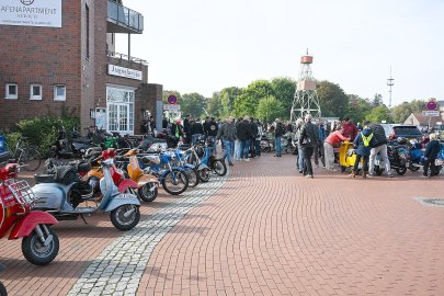 Rund 200 Rollerfahrer beendeten in Aurich die Saison. - Bild 4
