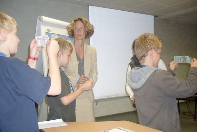 Grundschüler waren dem Falschgeld auf der Spur - Bild 2