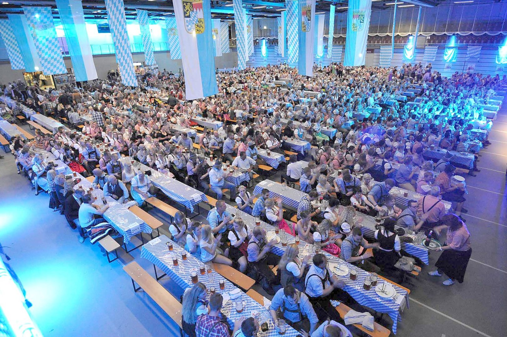 Oktoberfest in der Sparkassen-Arena Aurich - Bild 1