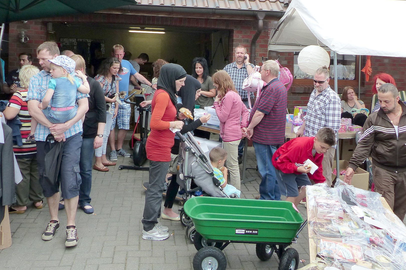 Flohmarkt bei Aalräucherei Janssen - Bild 1