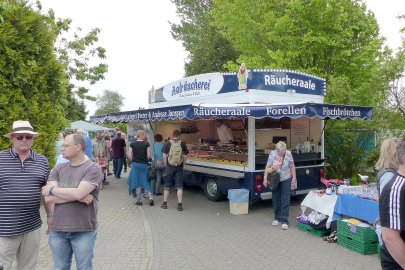 Flohmarkt bei Aalräucherei Janssen - Bild 4