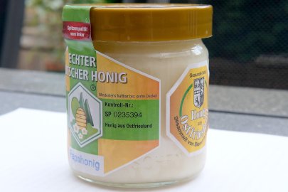 Imker füllen Rapshonig ab - Bild 3